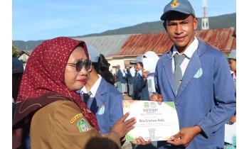 Siswa SMA Negeri 1 Haltim Terima Sertifikat OSN Tingkat Kabupaten
