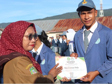 Siswa SMA Negeri 1 Haltim Terima Sertifikat OSN Tingkat Kabu