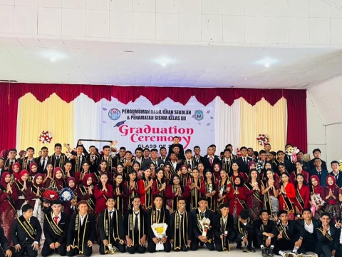 Momen Haru dan Bahagia Warnai Kelulusan Kelas XII SMAN 1 Hal
