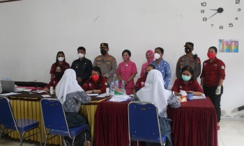 KAPOLDA PANTAU VAKSINASI PELAJAR DI SMA NEGERI 1 HALMAHERA TIMUR