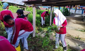 PENGURUS OSIS MELAKSANAKAN KERJA BAKTI DI PEKUBURAN DESA SAILAL
