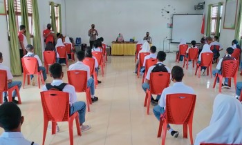 KEPOLISIAN RESOR HALTIM MELAKSANAKAN SOSIALISASI COVID-19 DI SMA NEGERI 1 HALMAHERA TIMUR